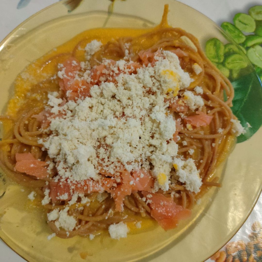 Espaguetis integrales con salsa de calabaza,queso y salmón 
