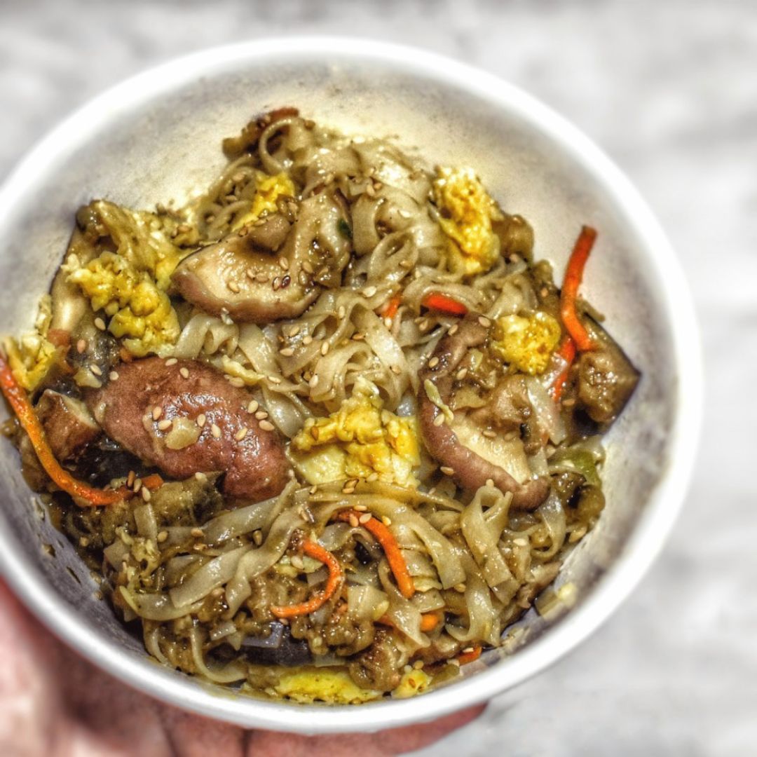 Yakisoba de verduras y shitake 🍜 Yakisoba de verduras y shitake 🍜
