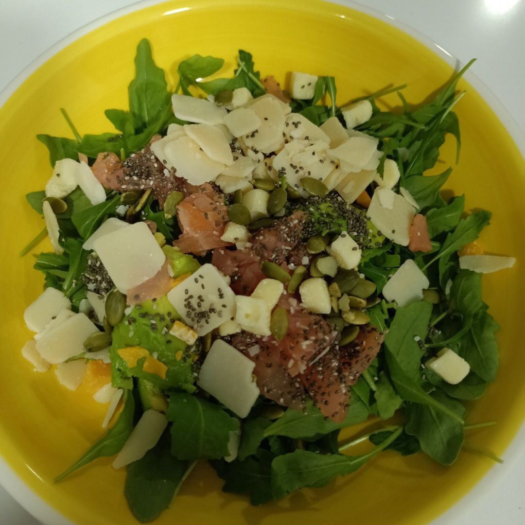 Ensalada de salmon aguacate y queso Ensalada de salmon aguacate y queso