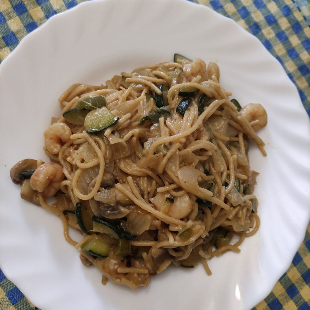 Espaguetis integrales con champiñones, calabacín, cebolla y langostinos