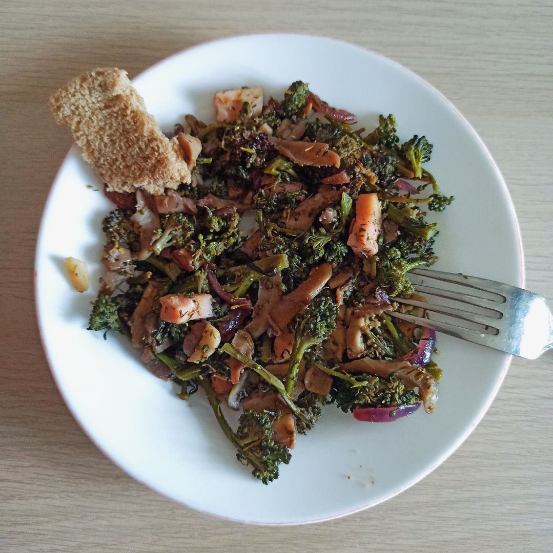 Salteado de brócoli con pavo y setas Salteado de brócoli con pavo y setas