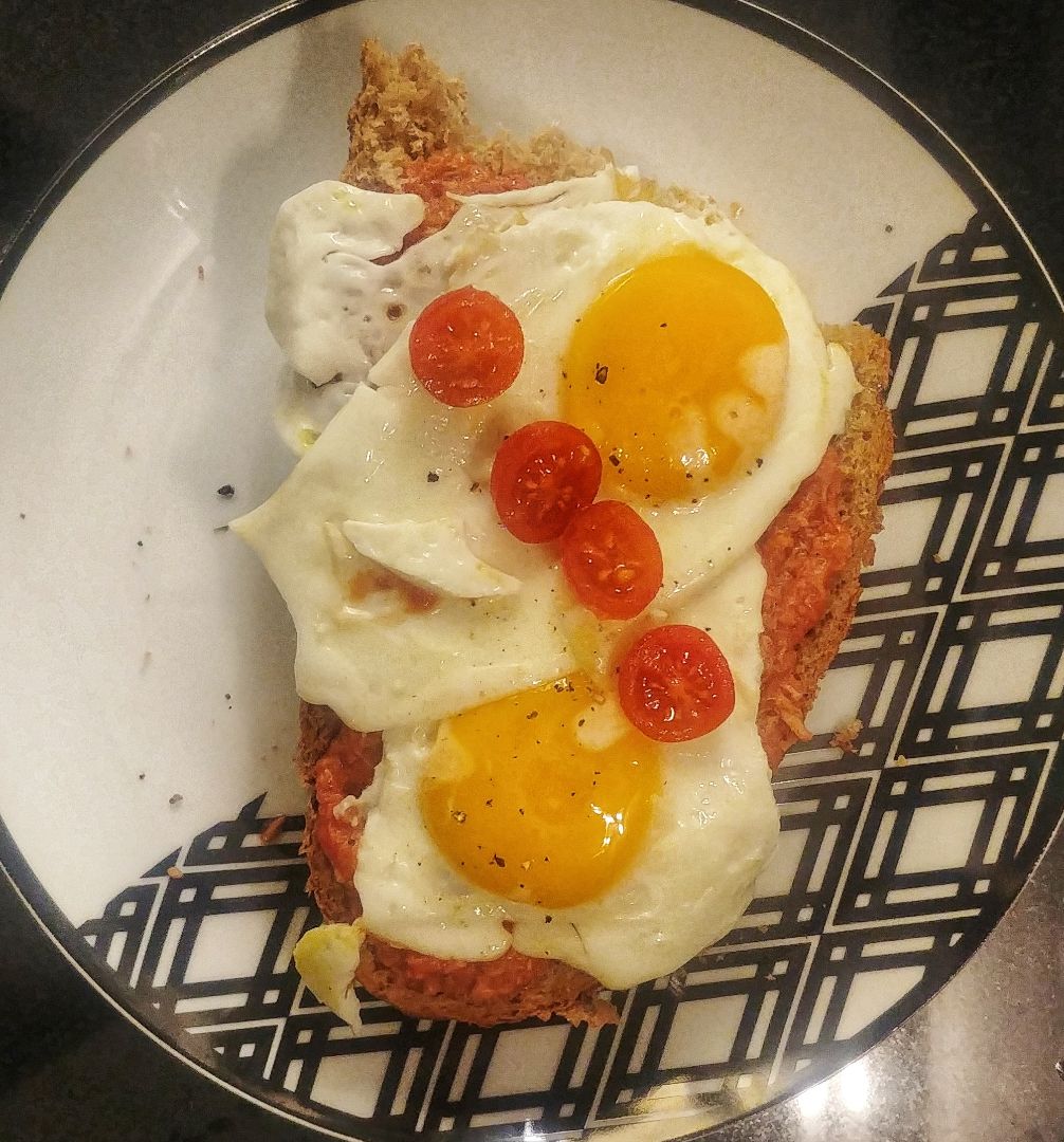 Tosta con atún, tomate y huevo plancha Tosta con atún, tomate y huevo plancha