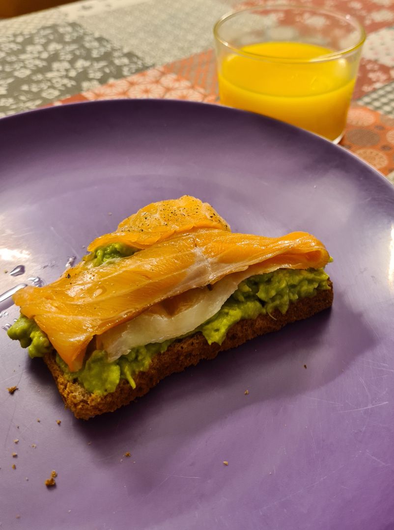 Tostada de aguacate con salmón