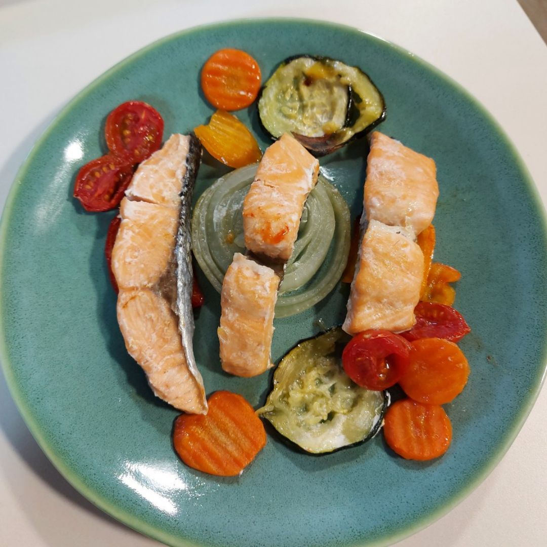 Salmón al horno con verduritas🐟🫑🧅🍅 Salmón al horno con verduritas🐟🫑🧅🍅