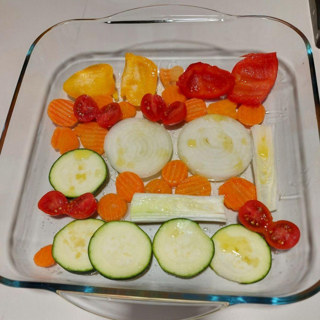 Salmón al horno con verduritas🐟🫑🧅🍅 Paso 0 Salmón al horno con verduritas🐟🫑🧅🍅 Paso 0
