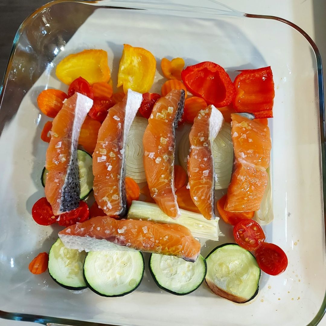 Salmón al horno con verduritas🐟🫑🧅🍅 Paso 2 Salmón al horno con verduritas🐟🫑🧅🍅 Paso 2