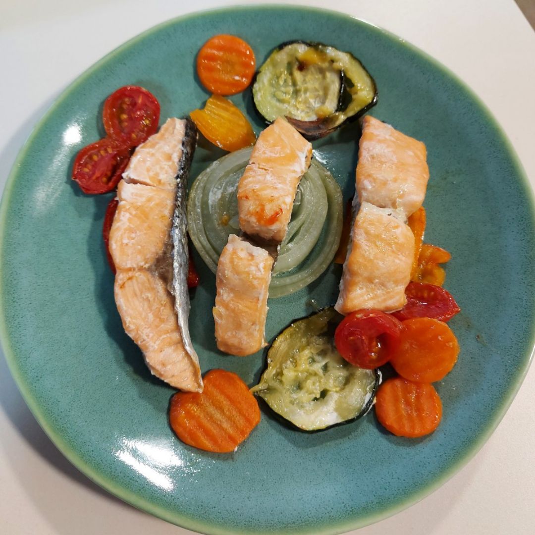Salmón al horno con verduritas🐟🫑🧅🍅 Paso 3 Salmón al horno con verduritas🐟🫑🧅🍅 Paso 3