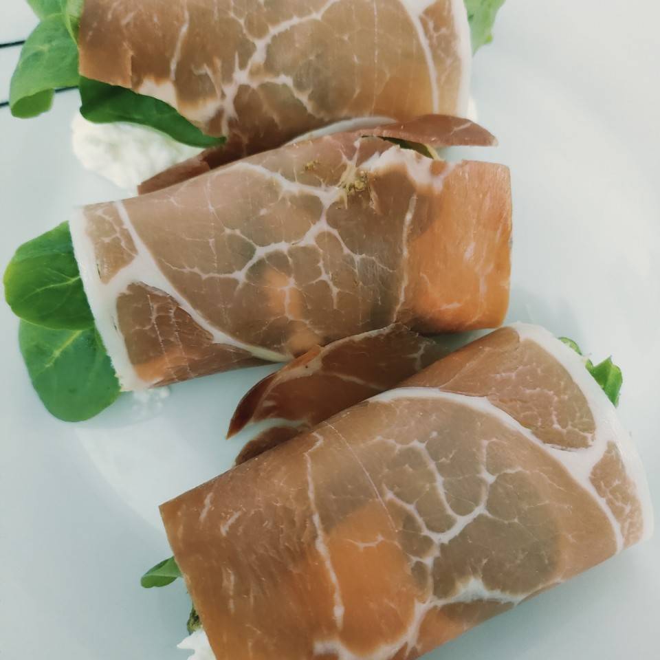Rollitos de jamón y mango Rollitos de jamón y mango