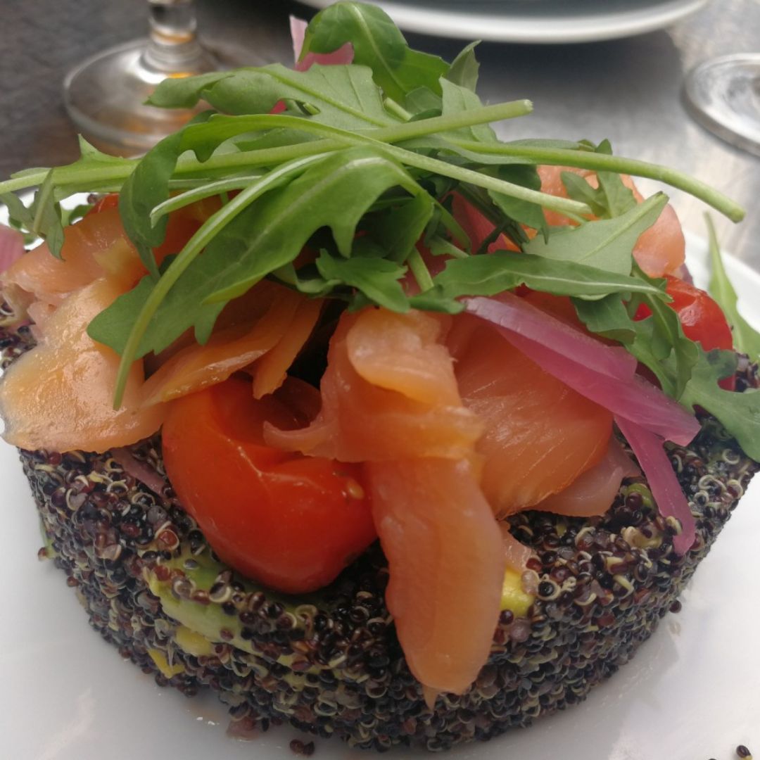 Quinoa negra con salmon aguacate Quinoa negra con salmon aguacate