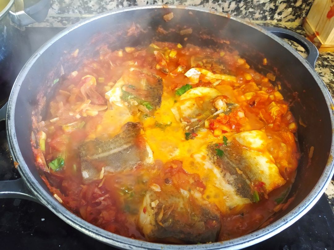 Cazuela de Bacalao con salsa de tomate y verduras