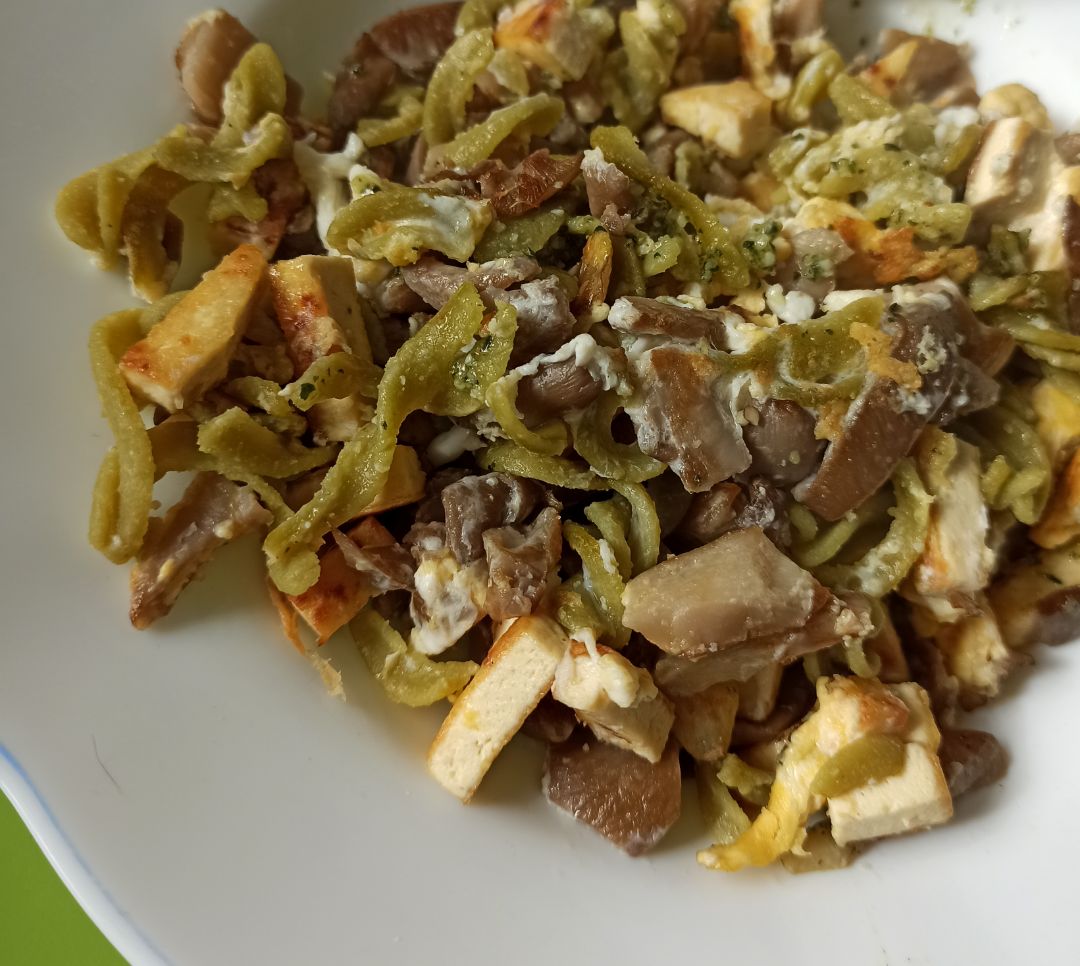Pasta con setas, tofu y huevo Pasta con setas, tofu y huevo