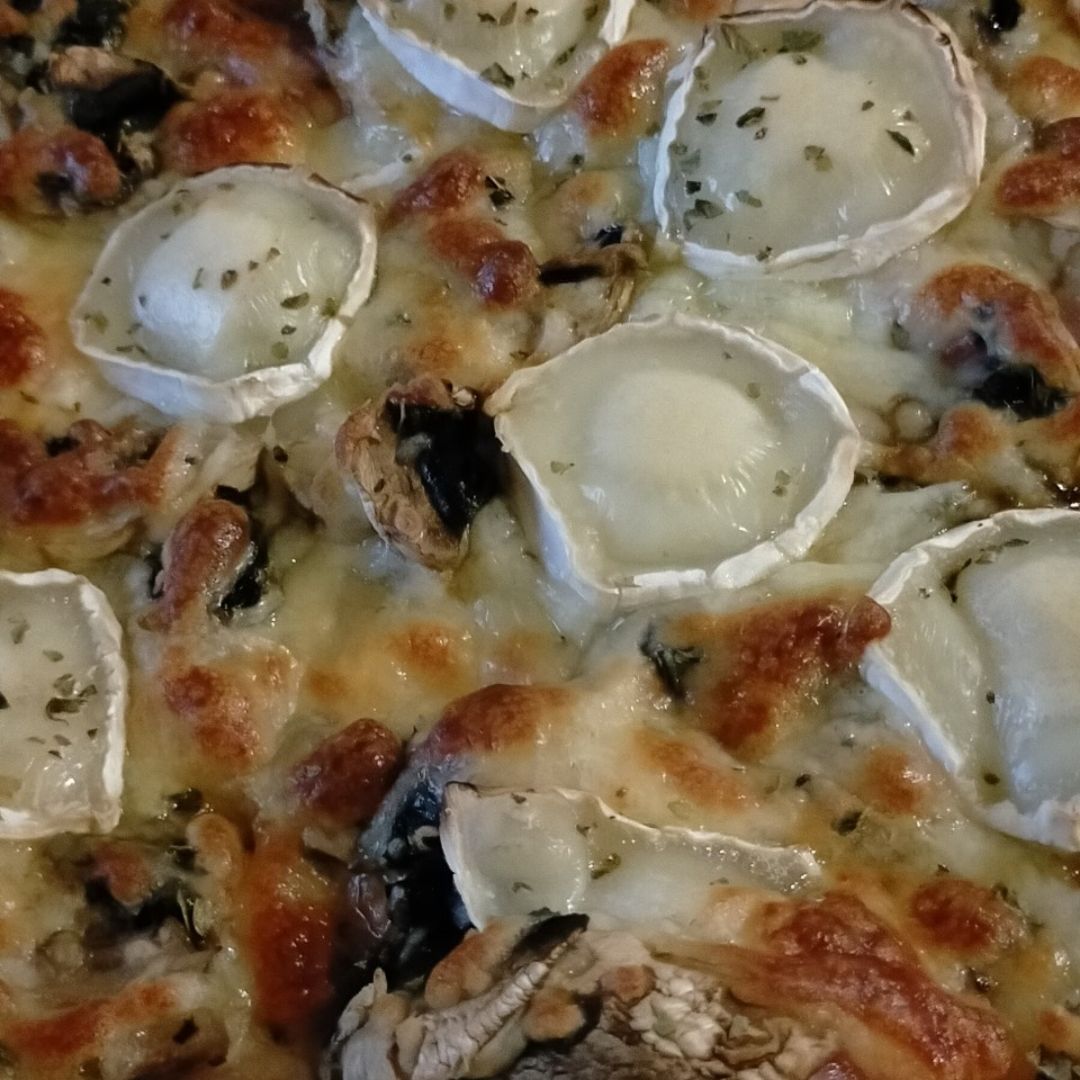 pizza casera de champiñones y rulo pizza casera de champiñones y rulo