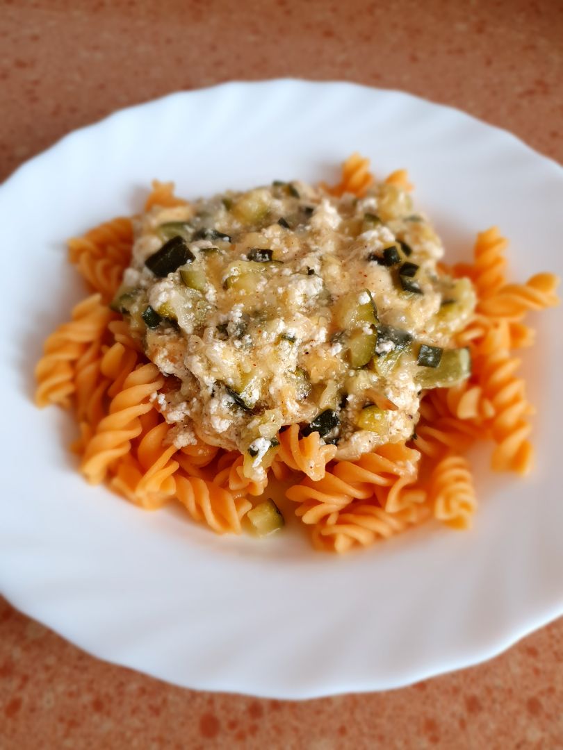 Fusili de lenteja con salsa de verdura Fusili de lenteja con salsa de verdura