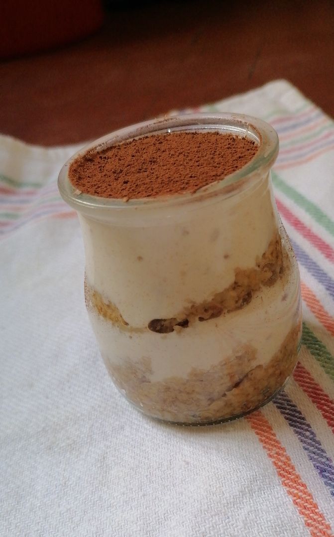 Tiramisu con bizcocho de avena y skyr Tiramisu con bizcocho de avena y skyr