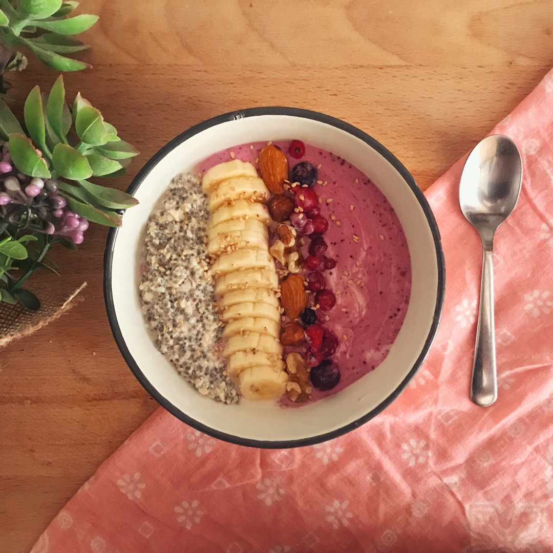 Bowl de frutos rojos y plátano 