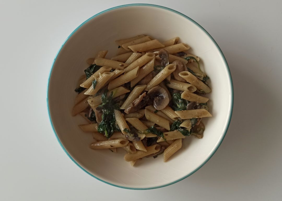 Pasta integral con champiñones y espinacas