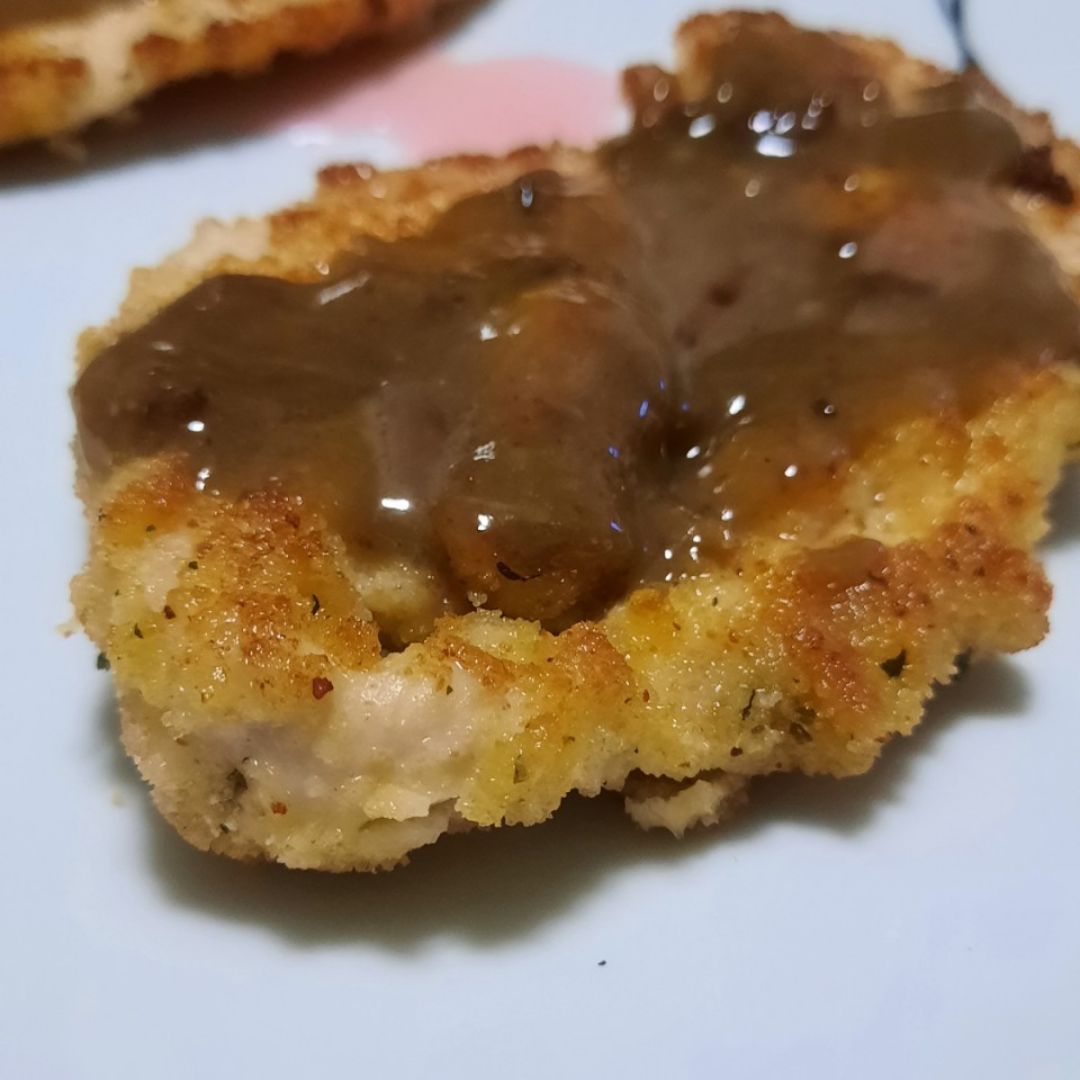 Pechuga rebozada con salsa de pistacho Pechuga rebozada con salsa de pistacho