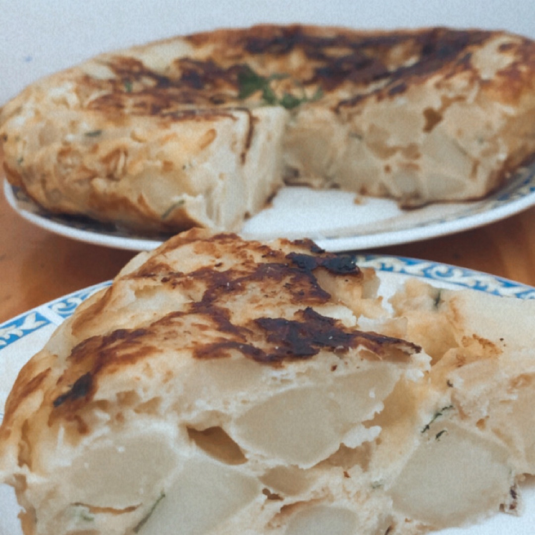 Tortilla de patatas hervidas con cebolla y perejil  🥔🧅🌿