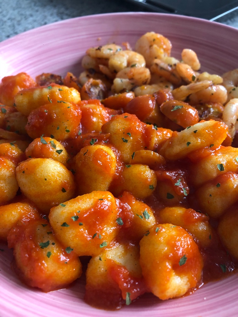 Ñoquis con gambas y cherries