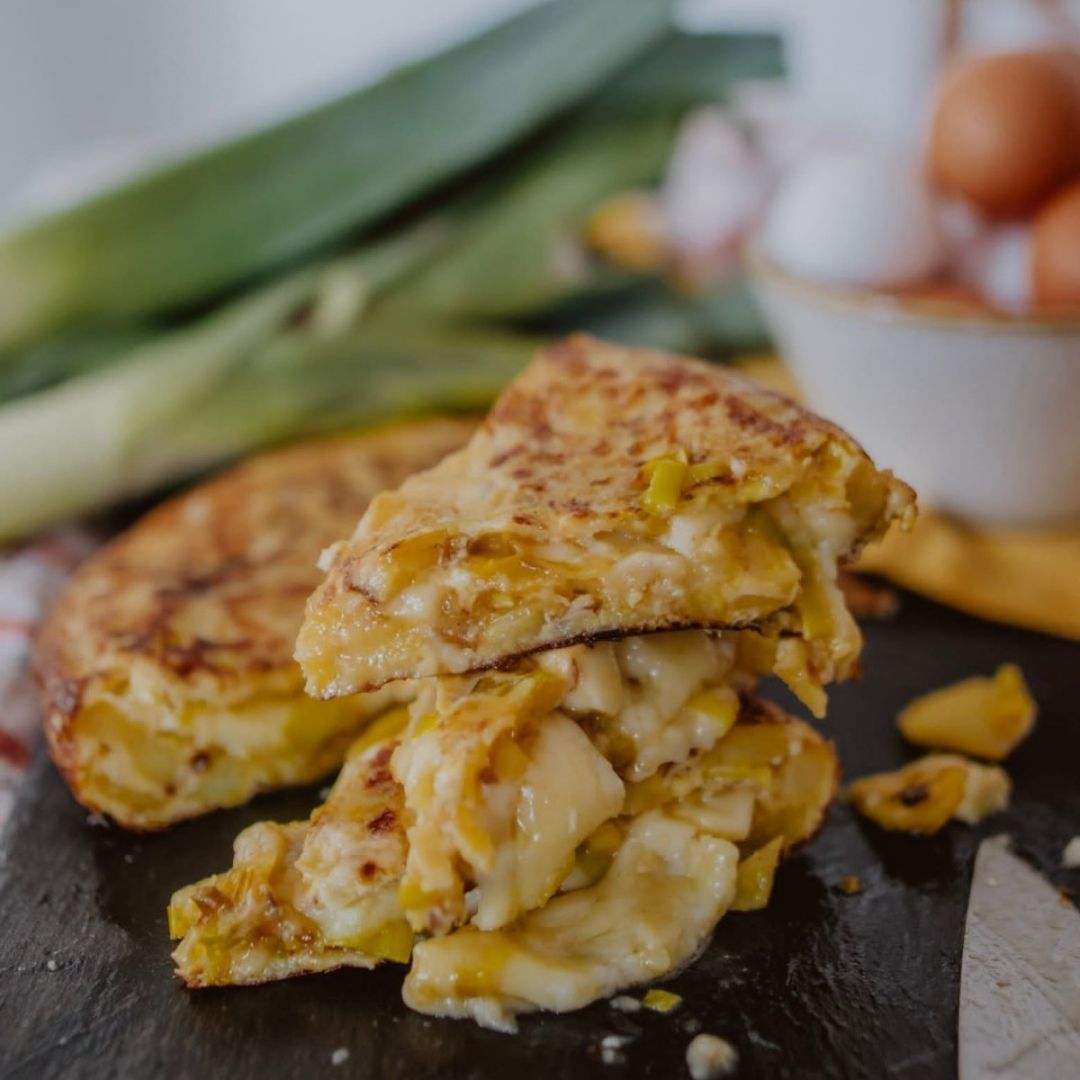 Tortilla de patatas, puerros y brie