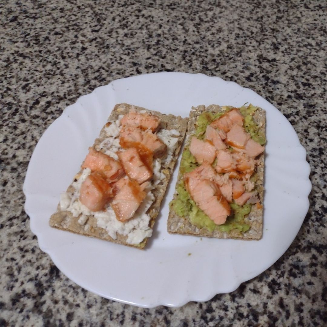 Tosta de salmón con aguacate/queso fresco Tosta de salmón con aguacate/queso fresco
