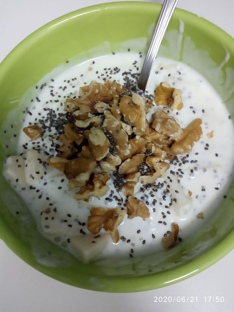 Yogur casero con manzana,nueces y chía Yogur casero con manzana,nueces y chía
