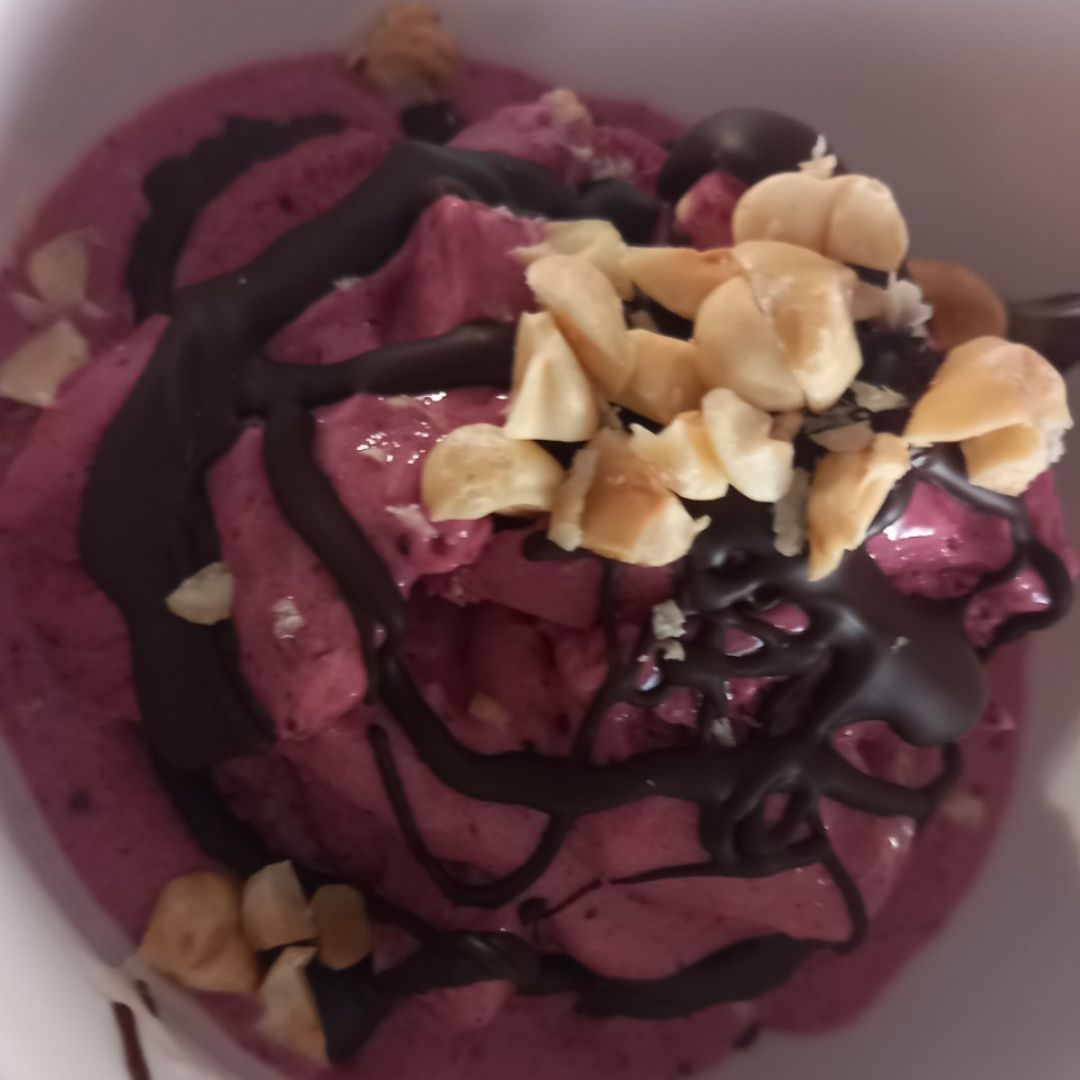 🍨Helado saludable de frutos rojos, yogurt de avena, chocolate 85% y avellanas 🍨Helado saludable de frutos rojos, yogurt de avena, chocolate 85% y avellanas