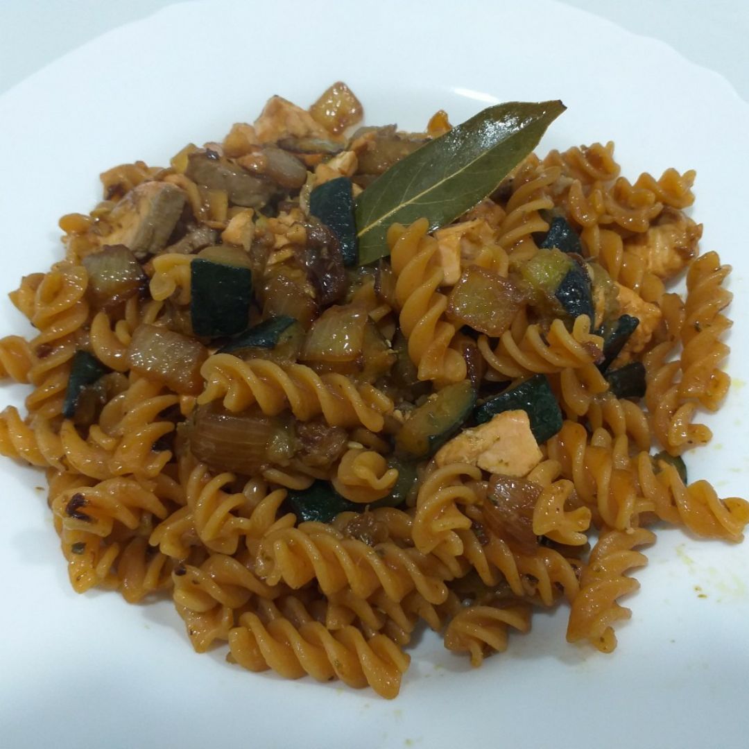 Pasta con salm贸n y calabac铆n Pasta con salm贸n y calabac铆n
