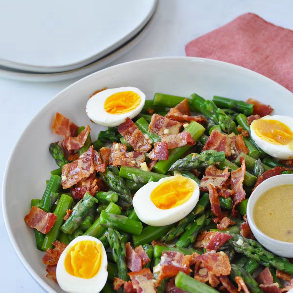 ENSALADA DE ESPÁRRAGOS, HUEVO DURO Y JAMÓN SERRANO y queso fresco ENSALADA DE ESPÁRRAGOS, HUEVO DURO Y JAMÓN SERRANO y queso fresco