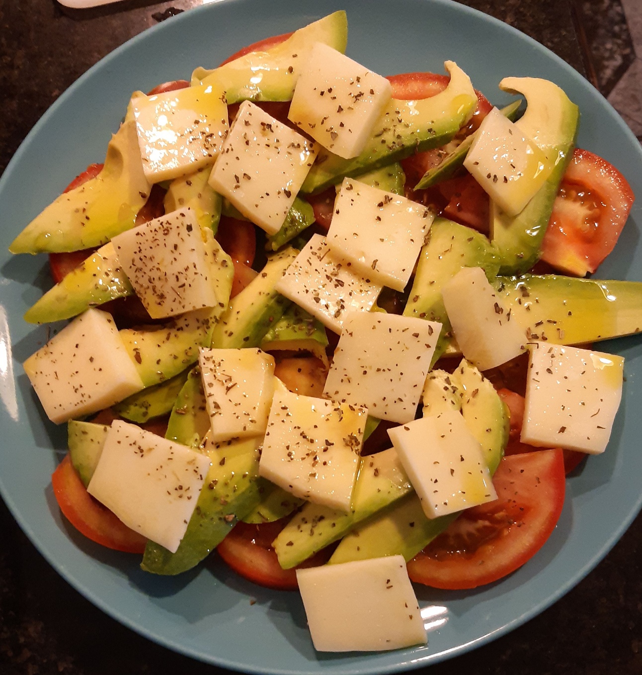 Ensalada rápida de tomate, aguacate y queso curado.