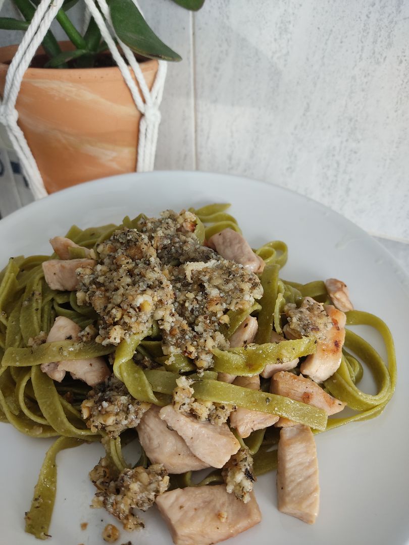 Nidos de espinaca con pollo y salsa pesto Nidos de espinaca con pollo y salsa pesto
