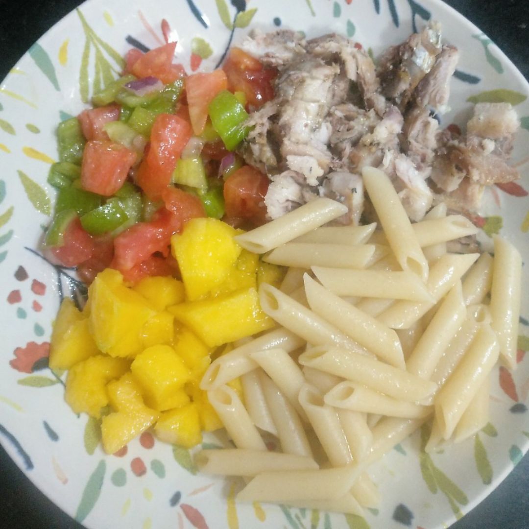 Ensalada de pasta con trampó, sardina y mango 