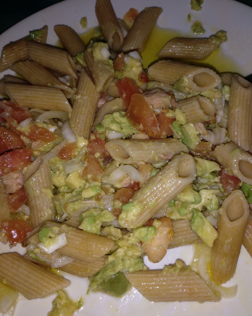 Macarrones con aguacate, tomate y cebolleta Macarrones con aguacate, tomate y cebolleta
