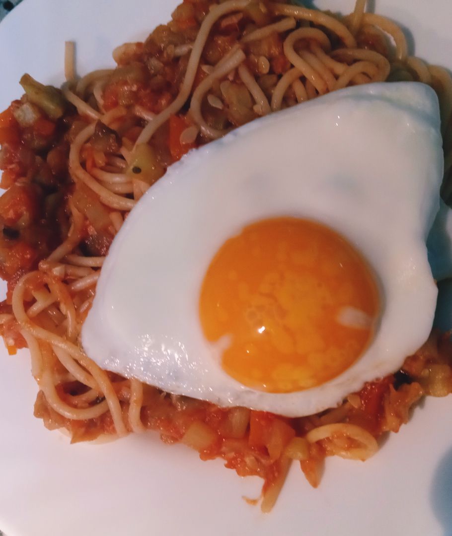 Espaguetis con verduras y huevo a la plancha Espaguetis con verduras y huevo a la plancha