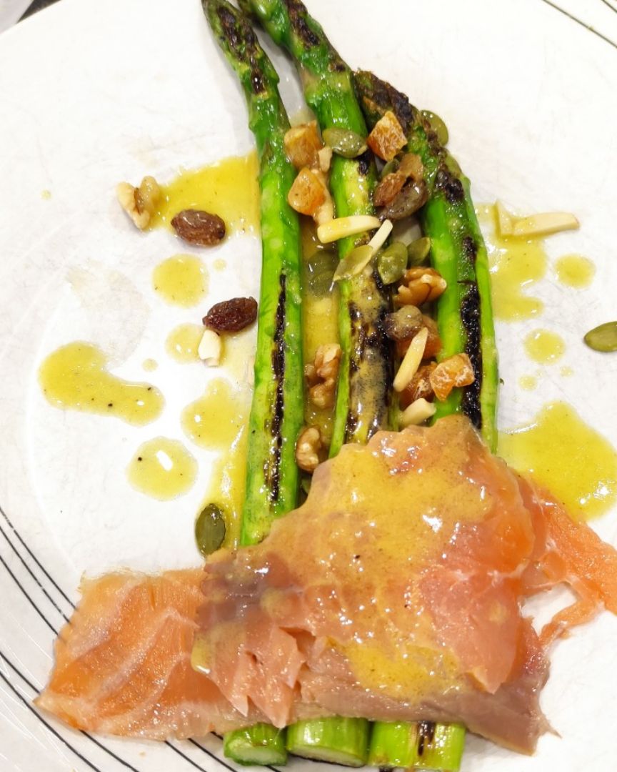 Trigueros con salmón y vinagreta de frutos secos. Trigueros con salmón y vinagreta de frutos secos.