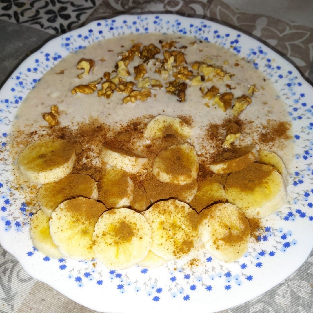 Porridge de avena, plátano y nueces. Porridge de avena, plátano y nueces.