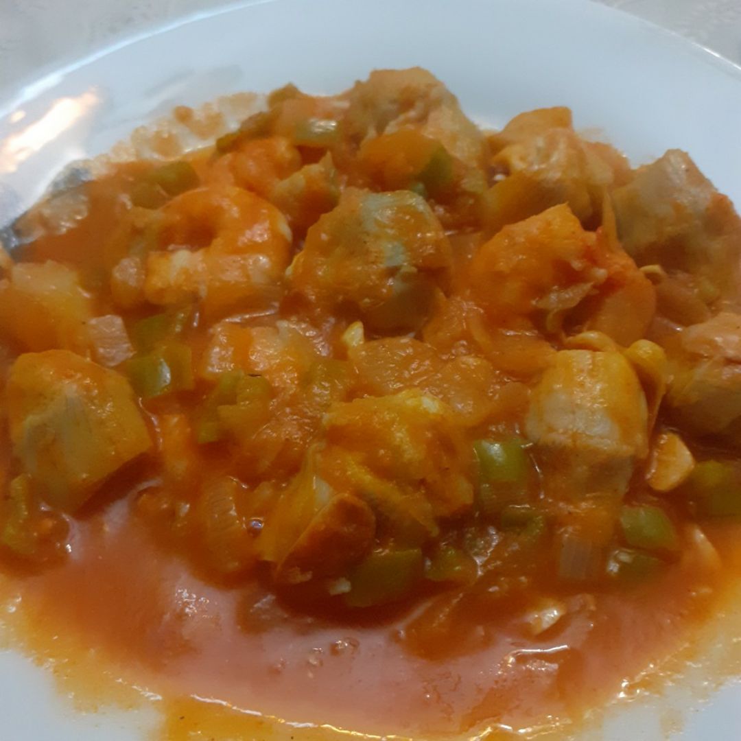 Alcachofas en salsa de tomate con langostinos Alcachofas en salsa de tomate con langostinos