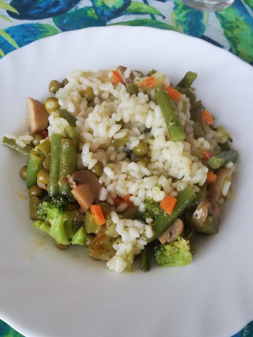 Arroz con verduras. Paella de verduras. Arroz con verduras. Paella de verduras.