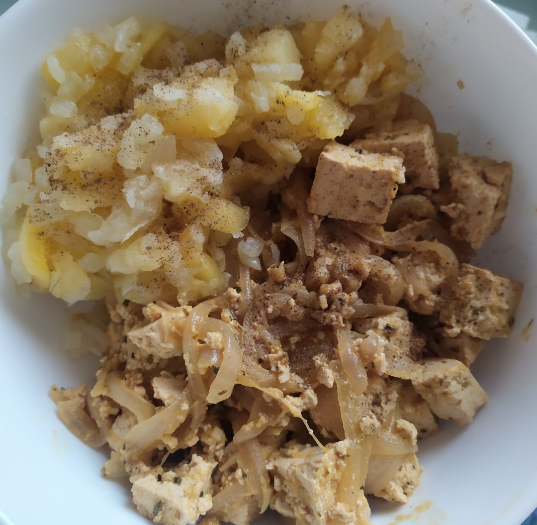 Tofu a la naranja con cebolla y patatas al microondas Tofu a la naranja con cebolla y patatas al microondas