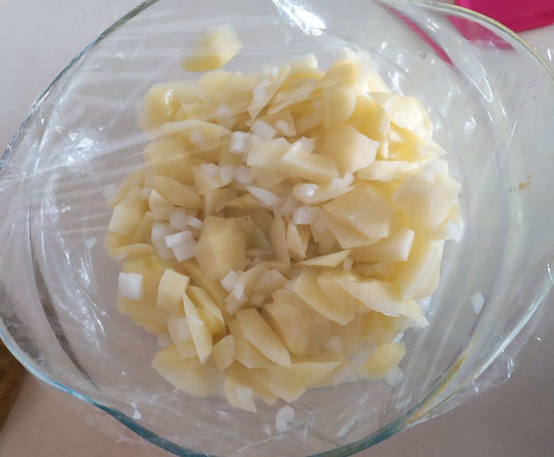Tofu a la naranja con cebolla y patatas al microondas Paso 1 Tofu a la naranja con cebolla y patatas al microondas Paso 1