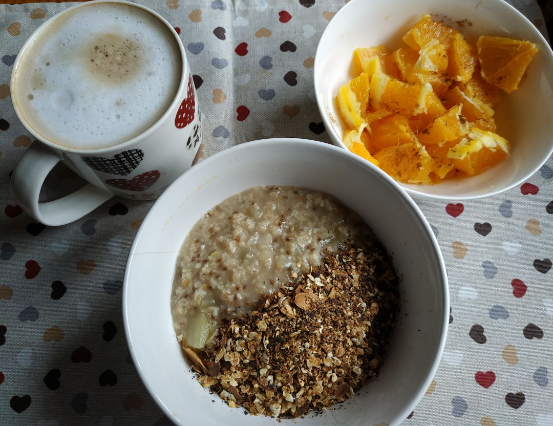 Gachas de avena y pera con avena y almendra laminada crujiente a modo de topping