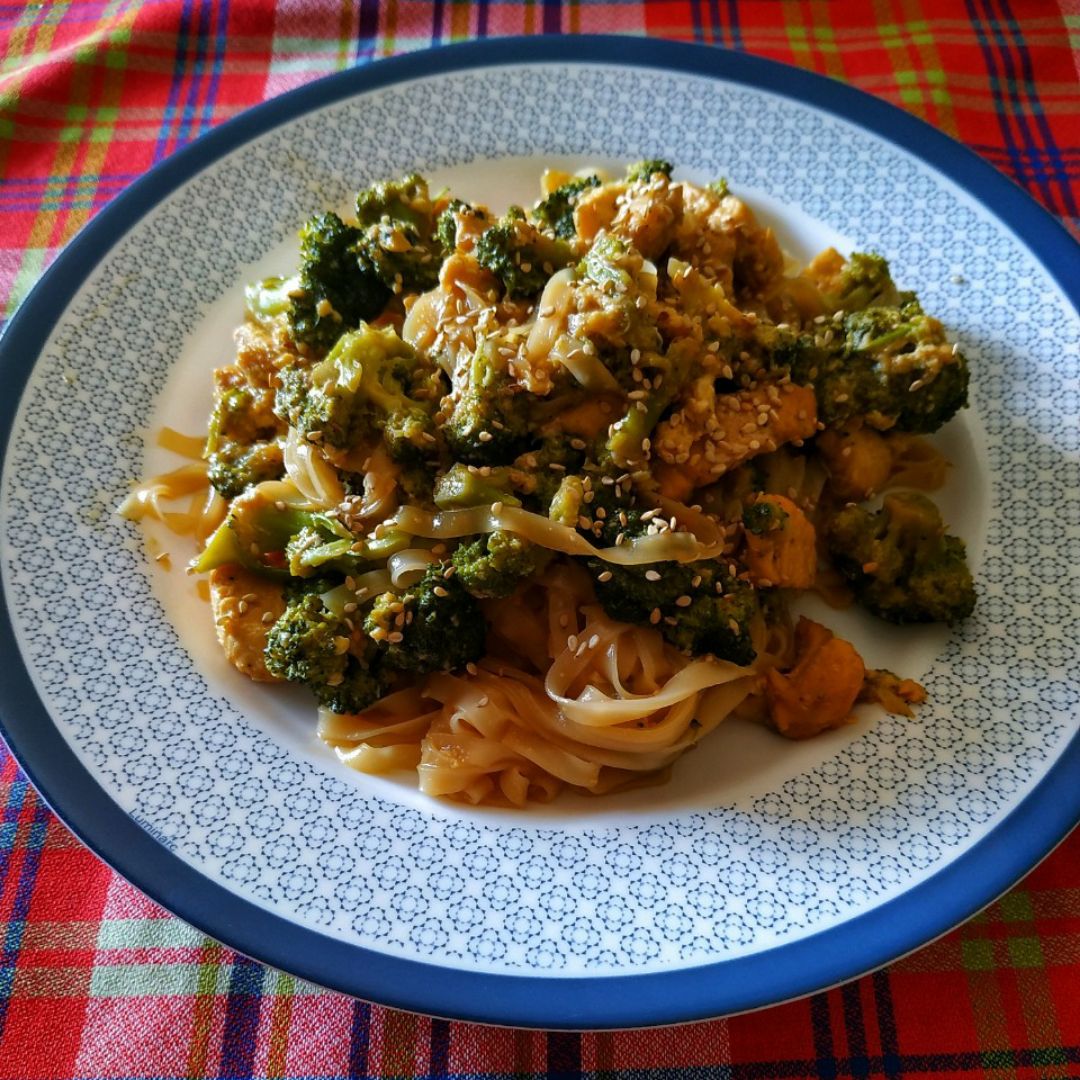 Noodles con brócoli y pollo Noodles con brócoli y pollo