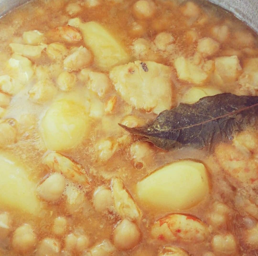 Garbanzos con bacalao y langostinos Garbanzos con bacalao y langostinos