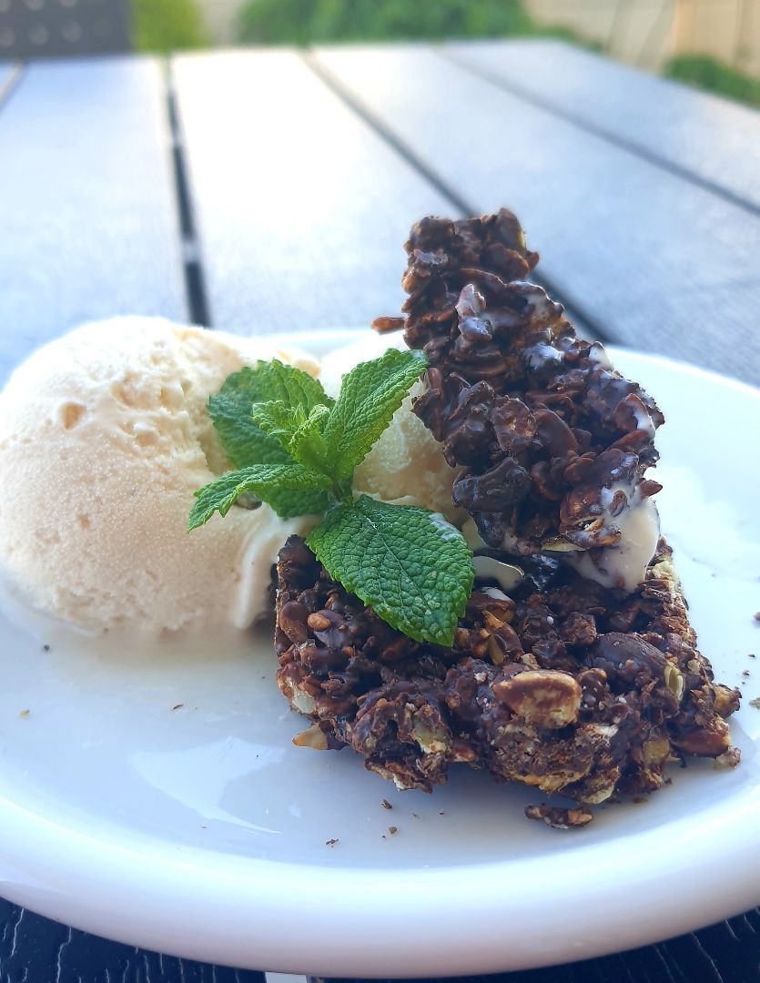 Helado de vainilla con barritas crujientes de granola y chocolate