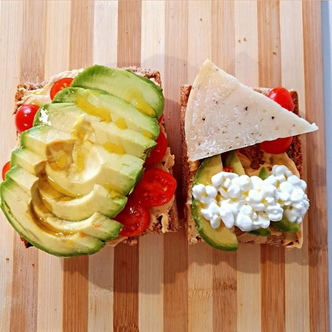 Tostadas con aguacate, hummus, tomate y queso