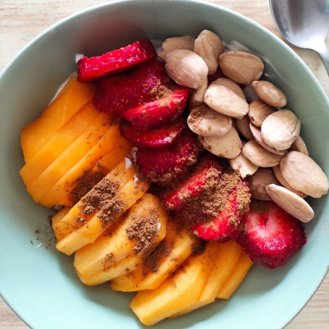 Bol de yogur con melocotón, fresas y almendras