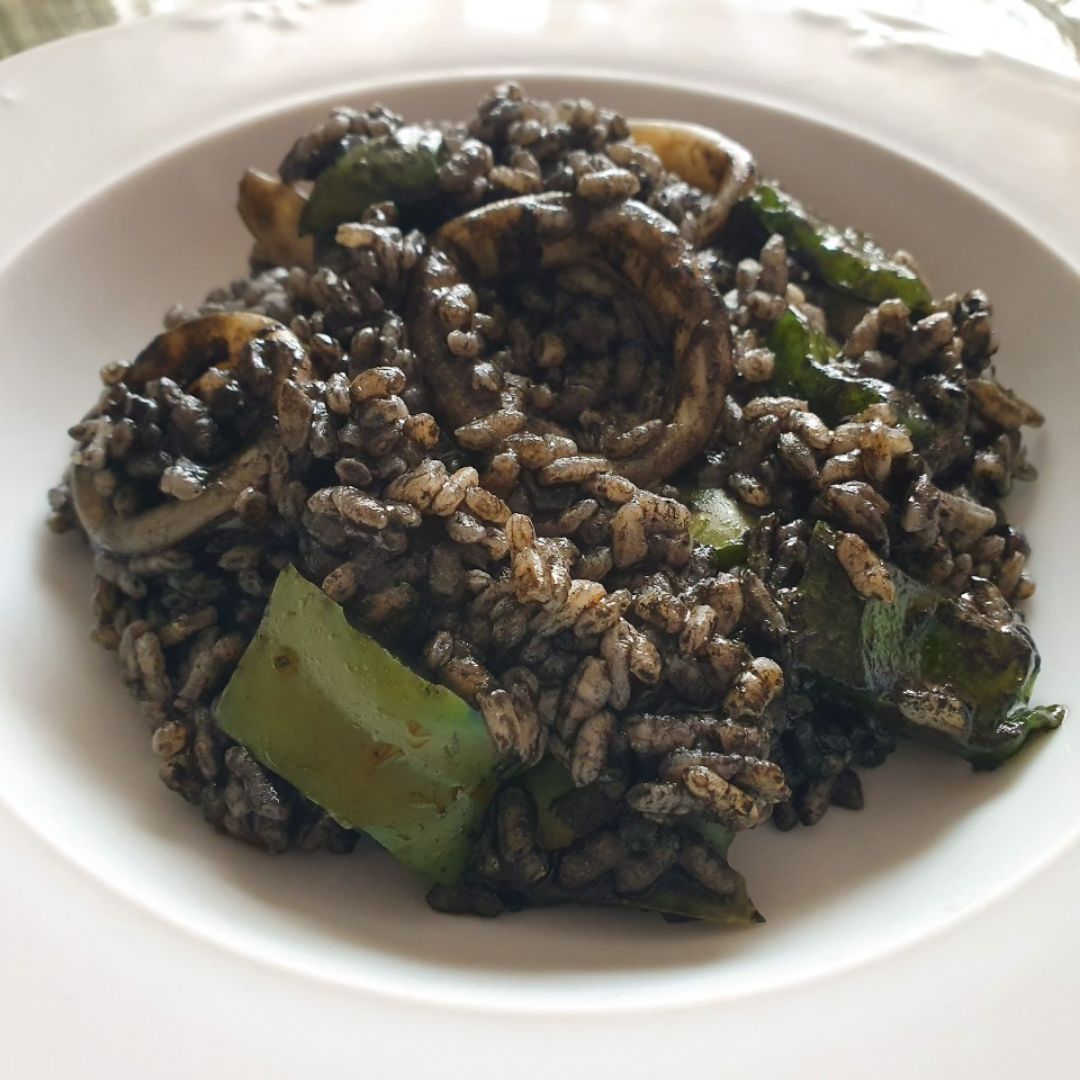 Arroz negro con anillas de calamar y pimiento verde Arroz negro con anillas de calamar y pimiento verde