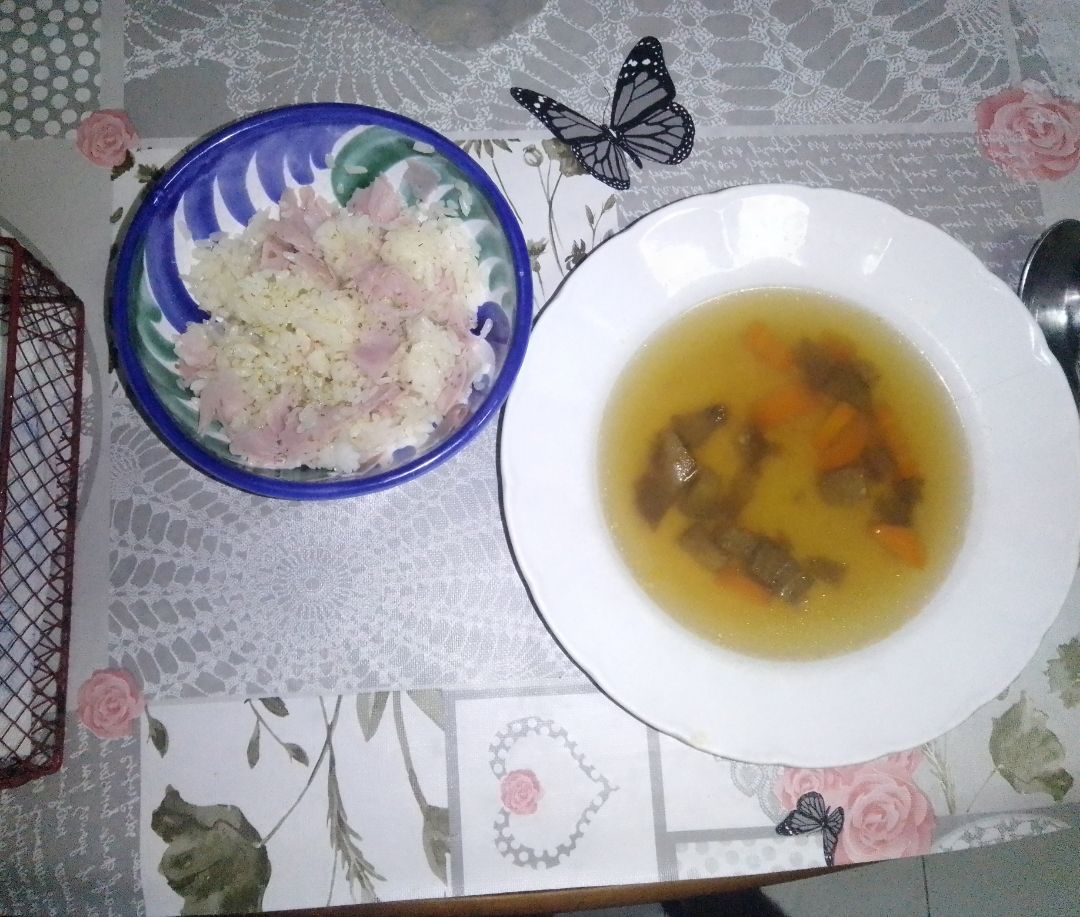 Arroz con jamón York, y sopa de pescado con zanahoria y berenjena cocida.