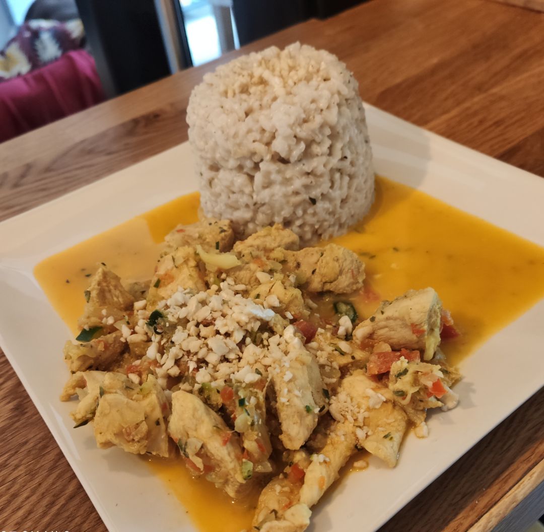 Pollo al curry con arroz Pollo al curry con arroz