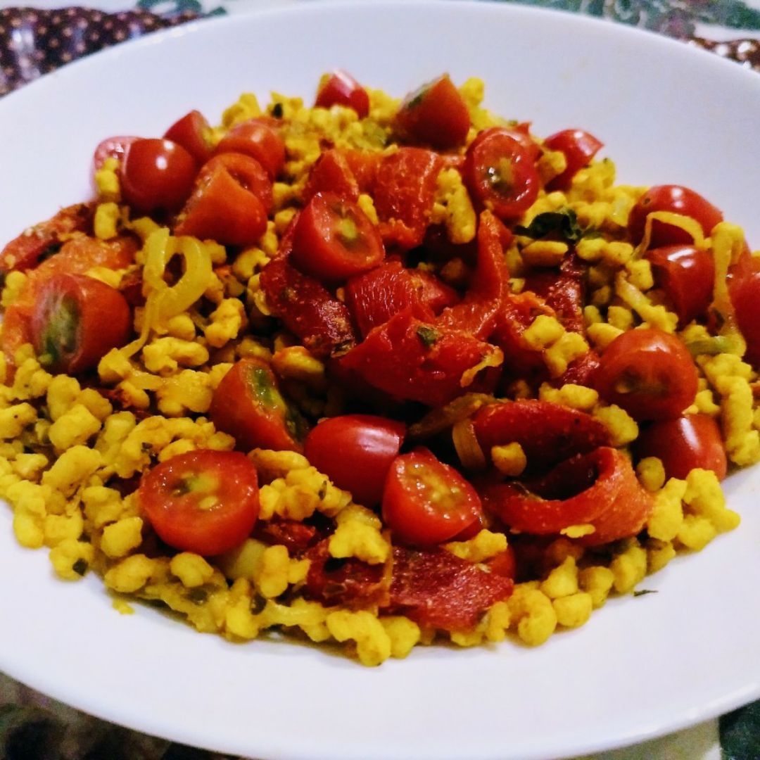 Soja texturizada con cebolla caramelizada, pimiento rojo y cherries Soja texturizada con cebolla caramelizada, pimiento rojo y cherries